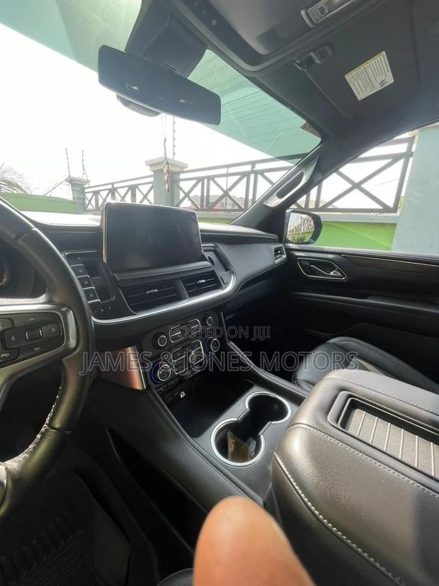 Chevrolet Suburban 2022 Black
