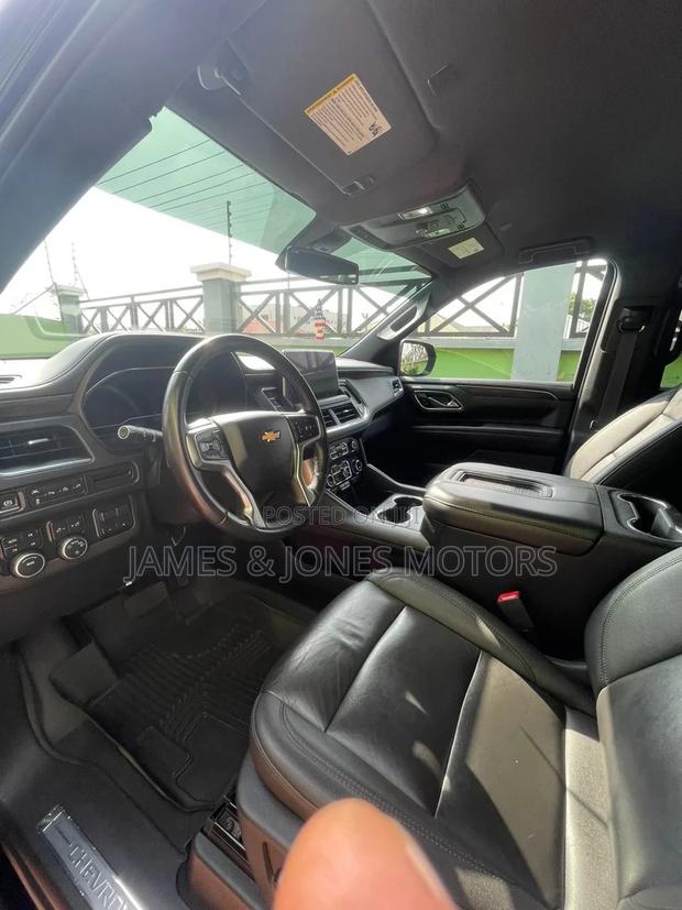 Chevrolet Suburban 2022 Black