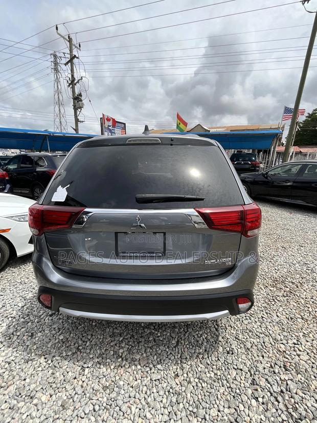 Mitsubishi Outlander SE FWD 2018 Gray