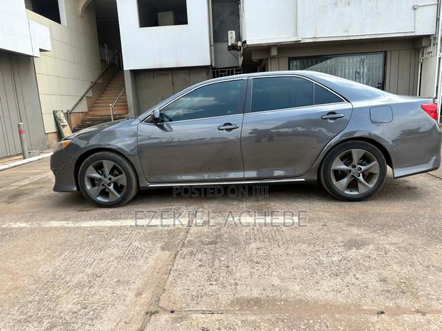 Toyota Camry SE 4dr Sedan (2.5L 4cyl 6A) 2014 Gray