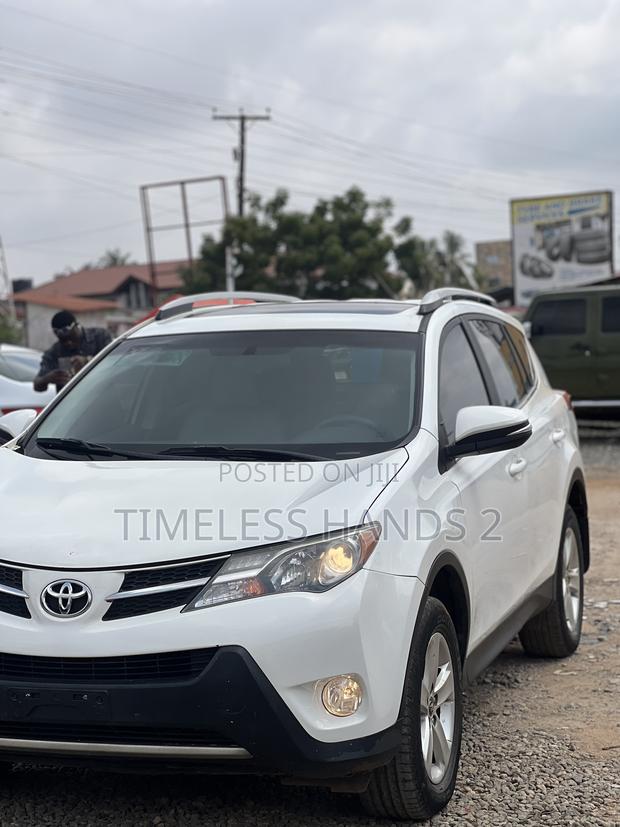 Toyota RAV4 XLE 4dr SUV AWD (2.5L 4cyl 6A) 2015 White