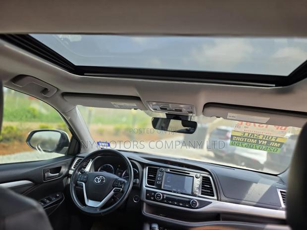 Toyota Highlander XLE 4x2 V6 (3.5L 6cyl 8A) 2018 White