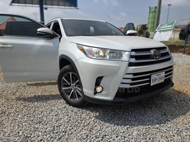 Toyota Highlander XLE 4x2 V6 (3.5L 6cyl 8A) 2018 White