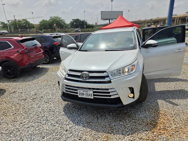 Toyota Highlander XLE 4x2 V6 (3.5L 6cyl 8A) 2018 White