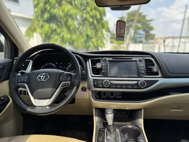 Toyota Highlander XLE 4x4 V6 (3.5L 6cyl 8A) 2018 Burgundy