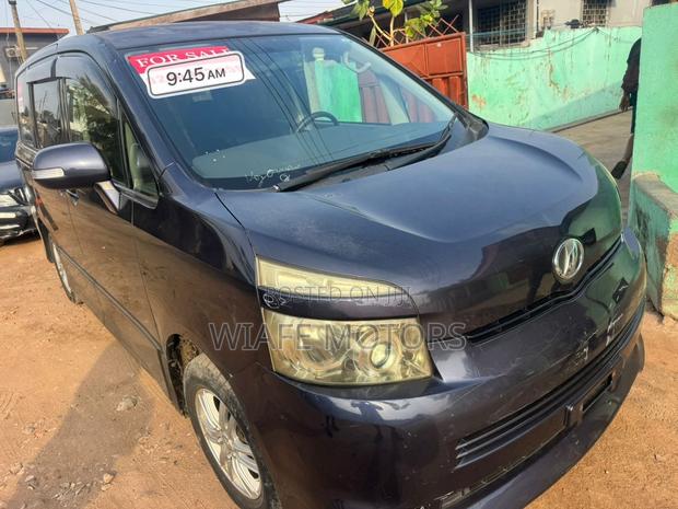 Toyota Voxy 2013 Black