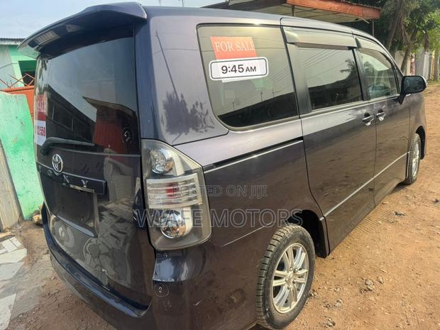 Toyota Voxy 2013 Black