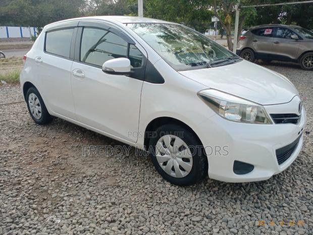 Toyota Vitz 1.3 FWD 3dr 2013 Pearl