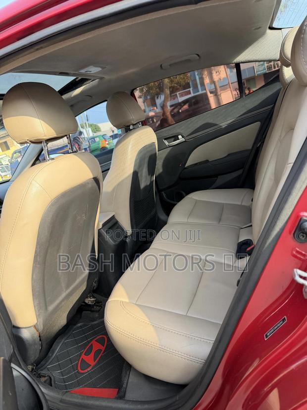 Hyundai Elantra Limited Sedan FWD (2.0L 4cyl 6A) 2017 Red