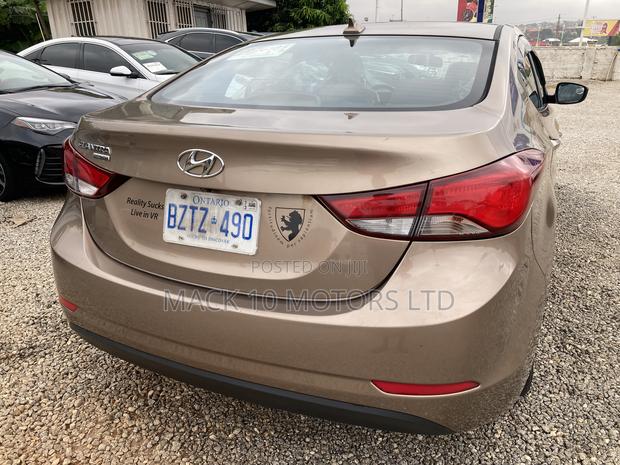 Hyundai Elantra Limited Sedan FWD (1.8L 4cyl 6A) 2016 Gold