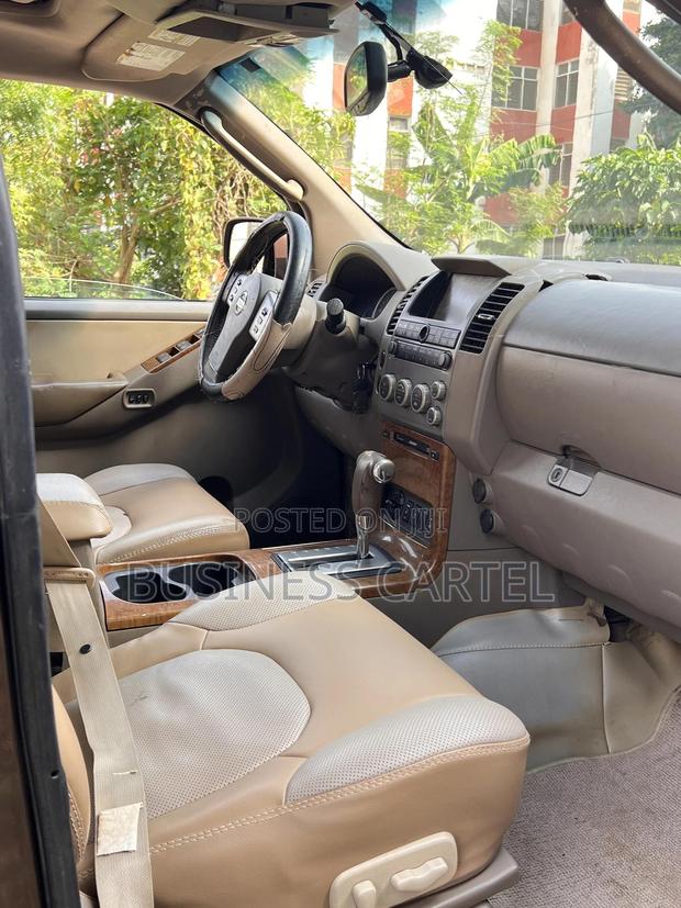 Nissan Pathfinder 2004 Brown