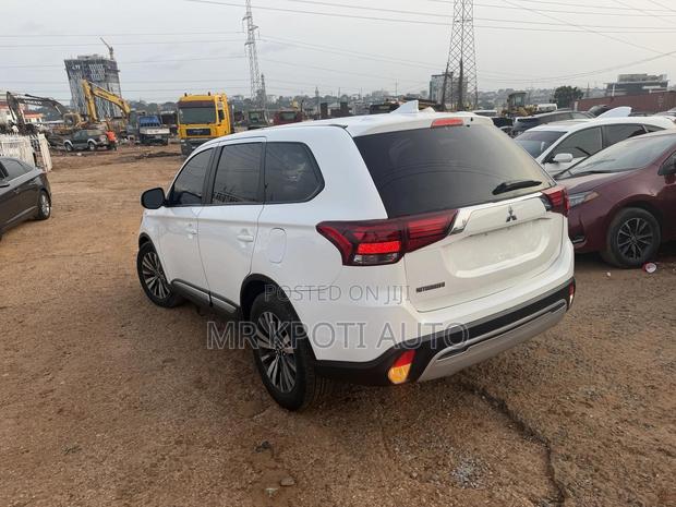Mitsubishi Outlander 2018 White