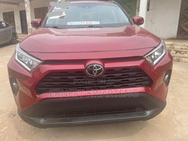 Toyota RAV4 XLE Premium AWD 2023 Red