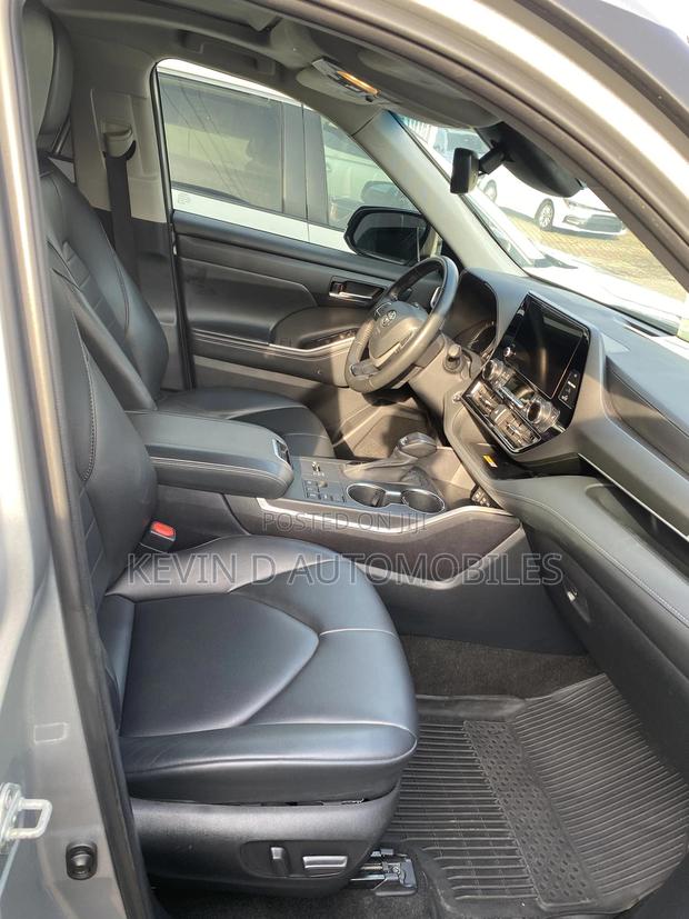 Toyota Highlander XLE AWD 2023 Silver