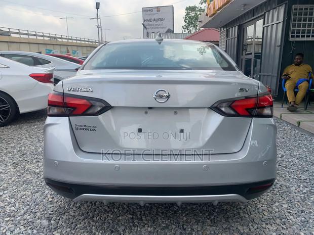 Nissan Versa 2021 Gray