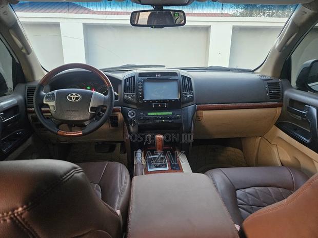 Toyota Land Cruiser 2013 White