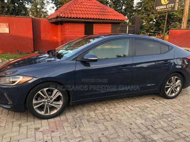 Hyundai Elantra Limited Sedan FWD (2.0L 4cyl 6A) 2017 Blue
