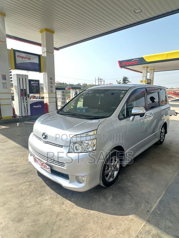 Toyota Voxy 2010 Silver