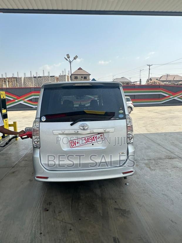 Toyota Voxy 2010 Silver
