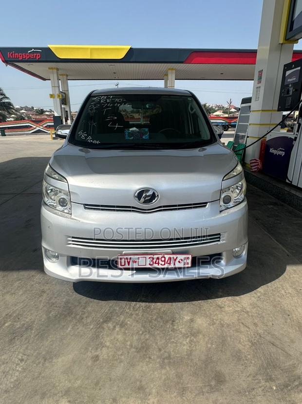 Toyota Voxy 2010 Silver