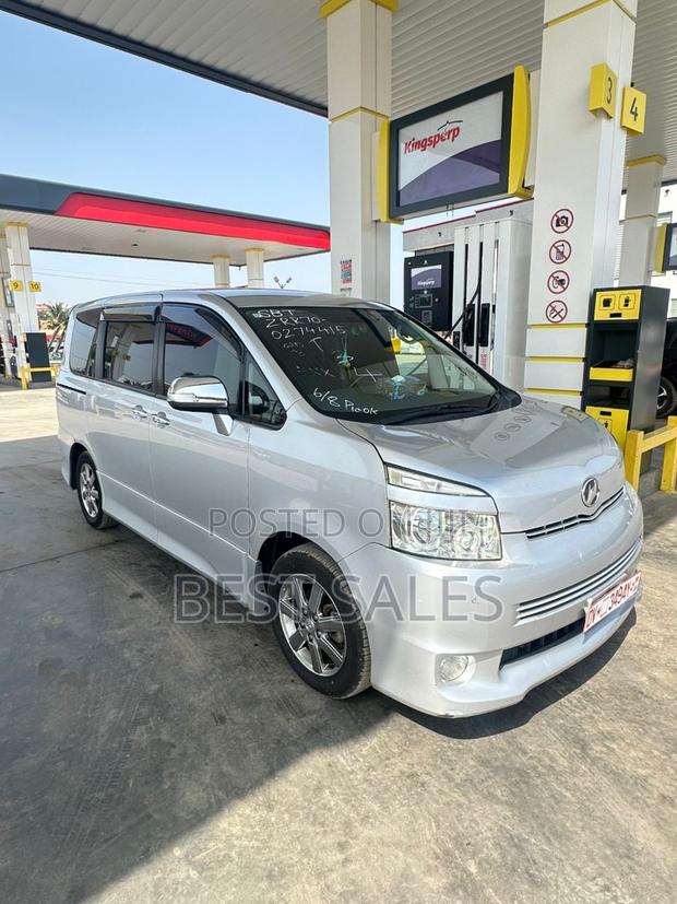 Toyota Voxy 2010 Silver