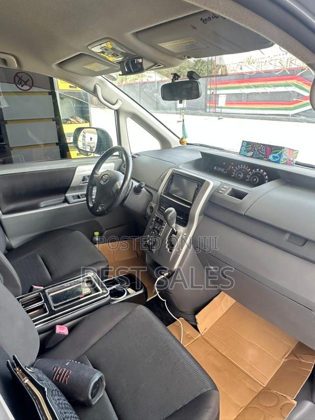 Toyota Voxy 2010 Silver