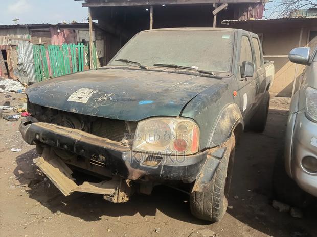 Nissan Hardbody 2004 White
