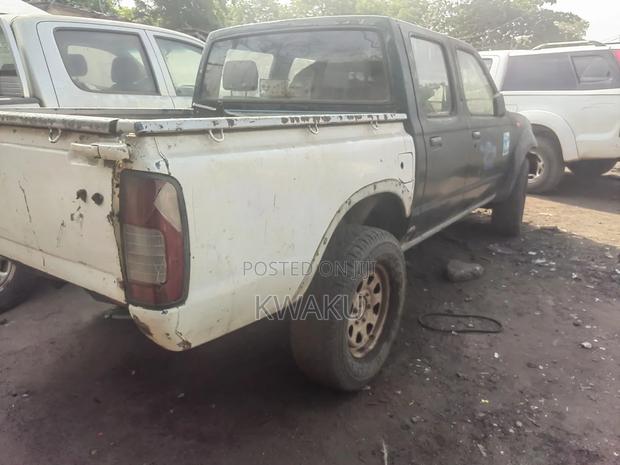 Nissan Hardbody 2004 White