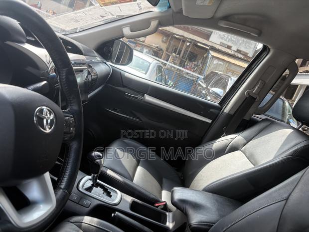 Toyota Hilux 2021 Black