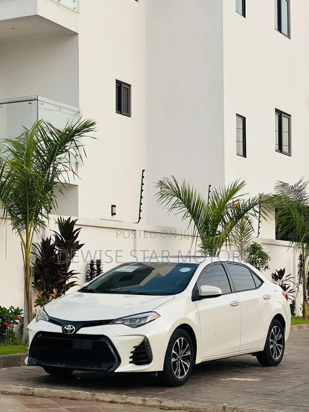 Toyota Corolla XLE (1.8L 4cyl 2A) 2018 White