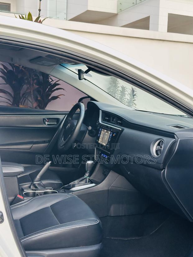 Toyota Corolla XLE (1.8L 4cyl 2A) 2018 White