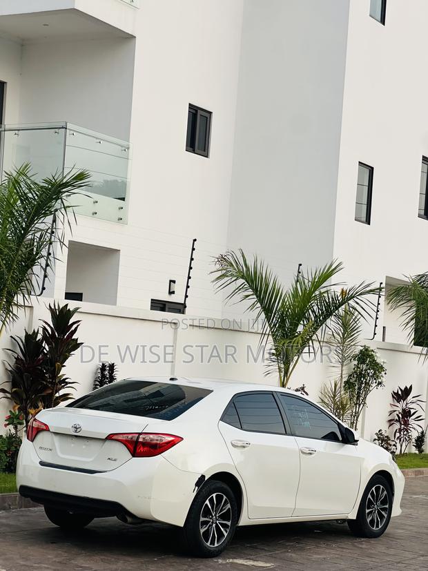 Toyota Corolla XLE (1.8L 4cyl 2A) 2018 White