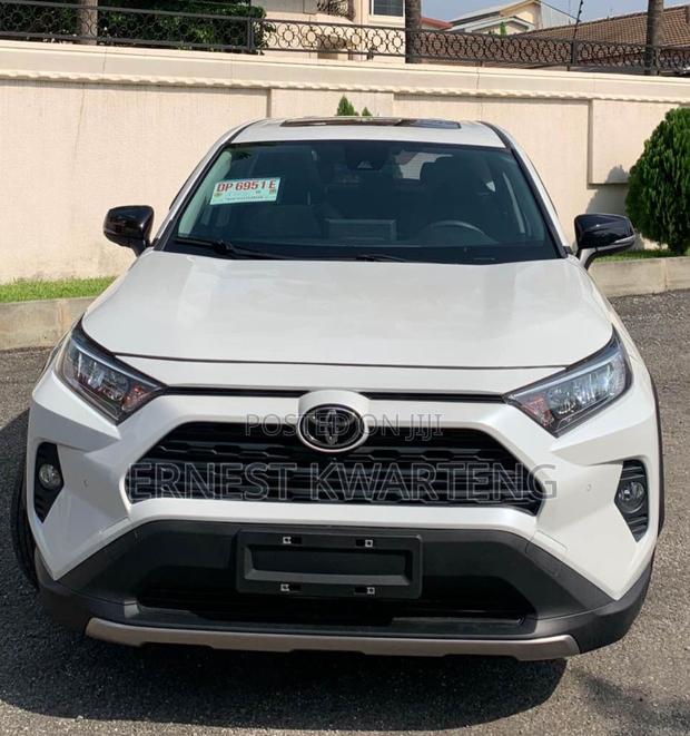 Toyota RAV4 XLE Premium AWD 2023 White