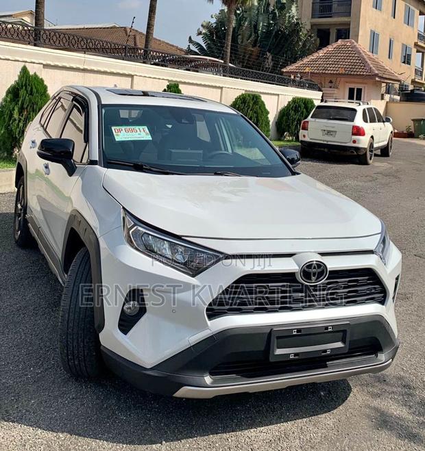 Toyota RAV4 XLE Premium AWD 2023 White