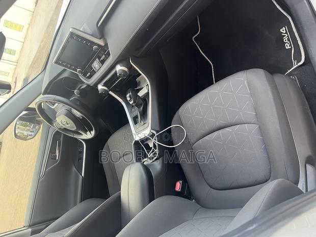 Toyota RAV4 Hybrid 2020 White