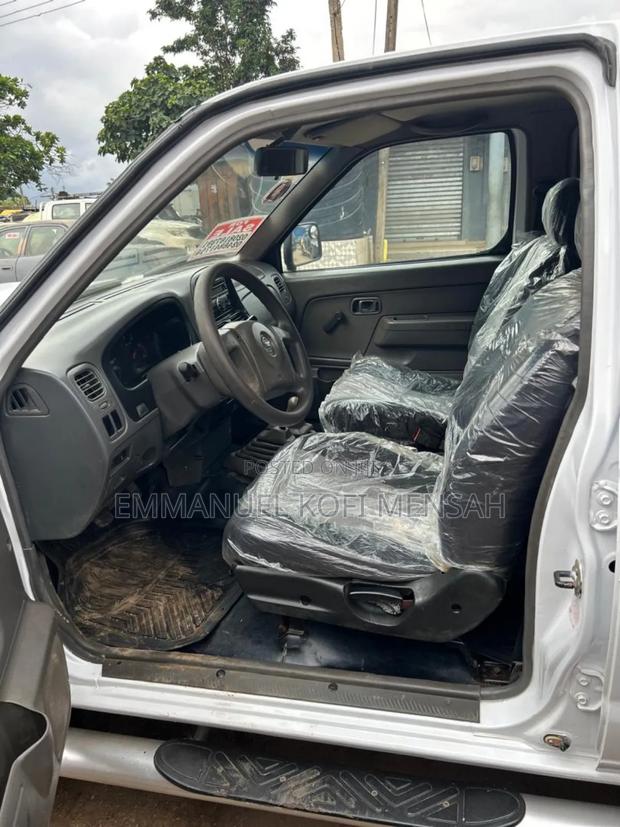 Nissan Pick-Up 2012 White