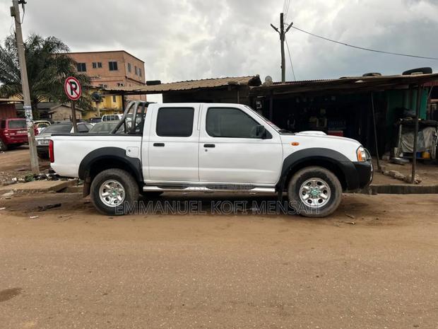 Nissan Pick-Up 2012 White
