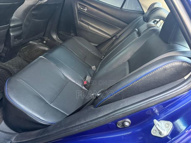 Toyota Corolla SE (1.8L 4cyl 6M) 2018 Blue