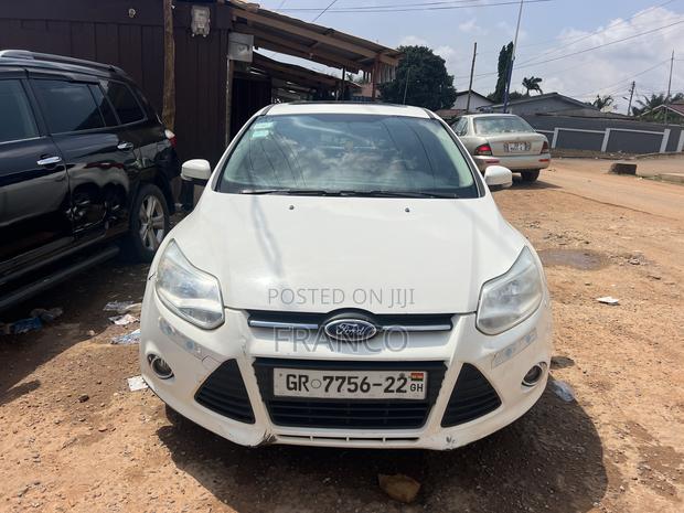 Ford Focus SE 4dr Hatchback (2.0L 4cyl 5M) 2015 White