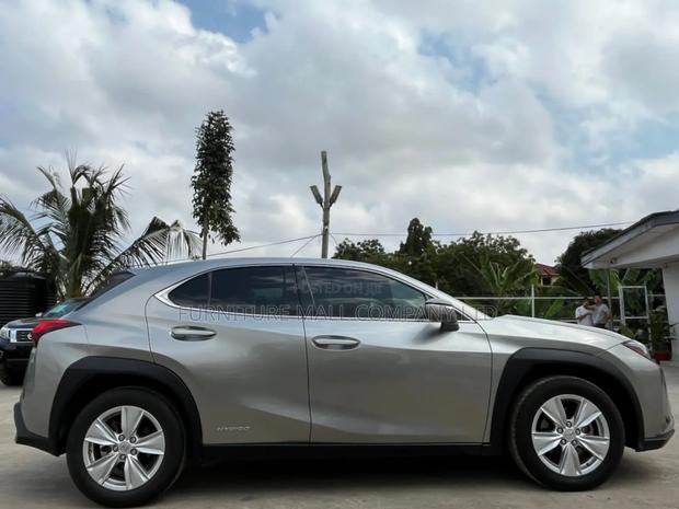 Lexus UX 2019 Silver