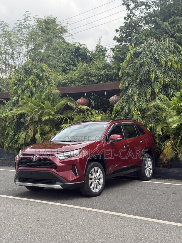 Toyota RAV4 XLE 2022 Red