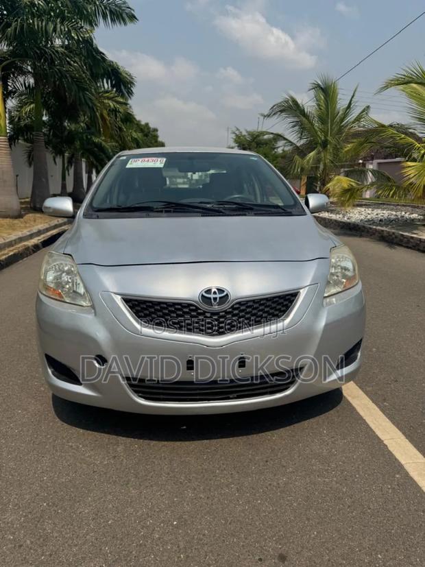 Toyota Belta 2011 Silver