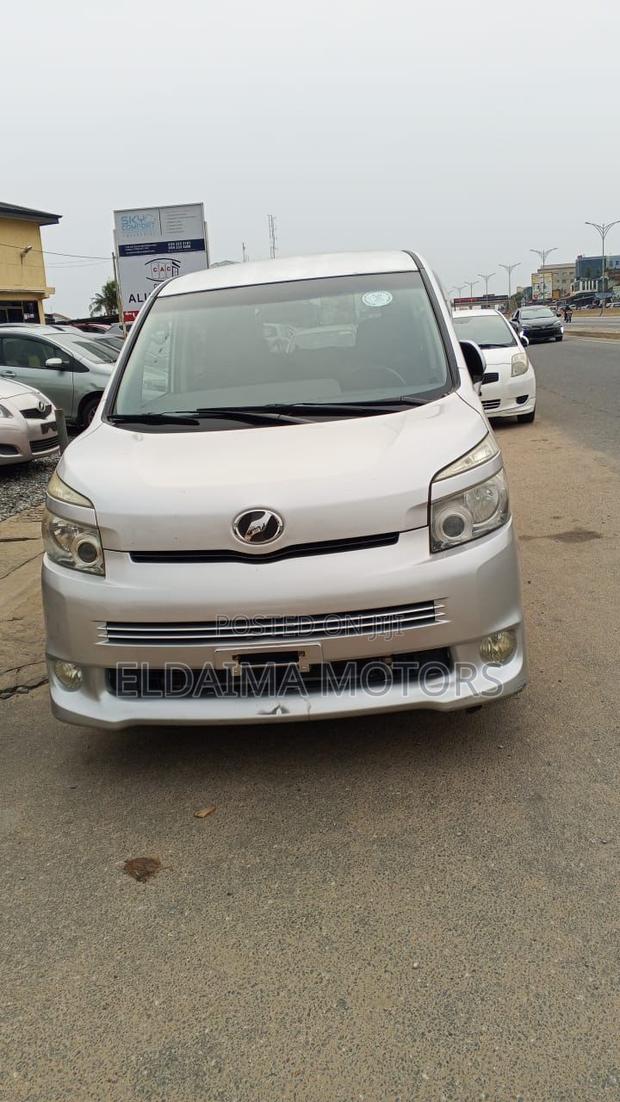 Toyota Voxy 2012 Gray