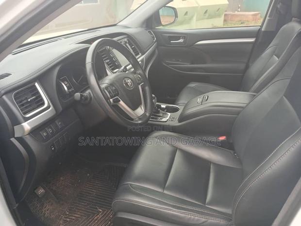 Toyota Highlander XLE 4x4 V6 (3.5L 6cyl 8A) 2018 White