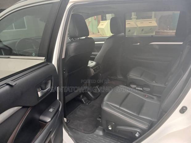 Toyota Highlander XLE 4x4 V6 (3.5L 6cyl 8A) 2018 White