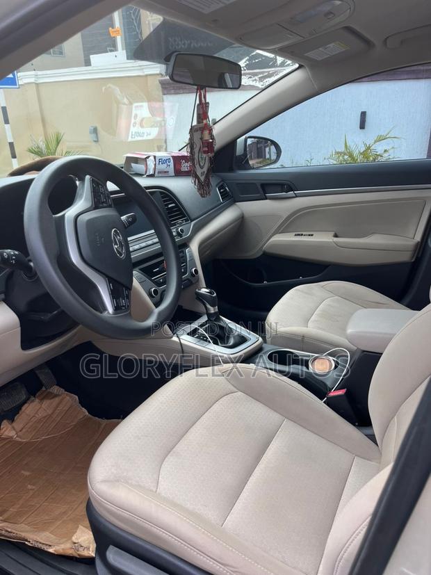 Hyundai Elantra SE Sedan FWD (2.0L 4cyl 6M) 2017 Beige