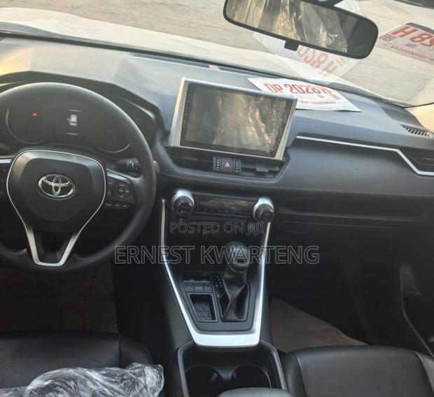 Toyota RAV4 2021 White