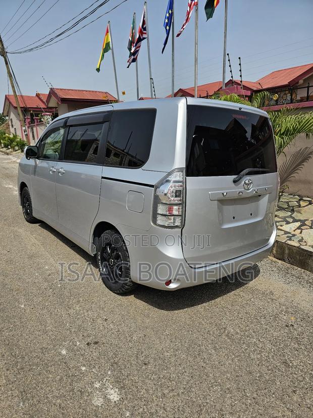 Toyota Voxy 2012 Silver