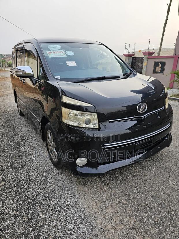 Toyota Voxy 2012 Black