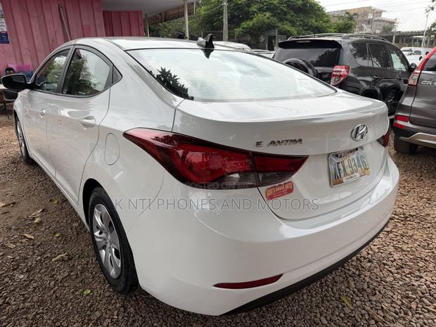 Hyundai Elantra SE Sedan FWD (1.8L 4cyl 6A) 2016 White